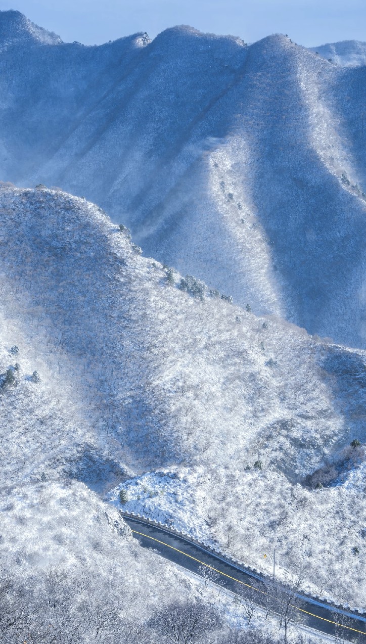 蒲洼乡雪后层峦叠嶂的群山