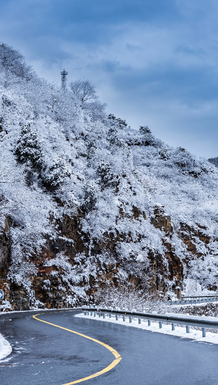 蒲洼乡云雾缭绕的雪山
